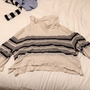 Crop top with neck and midi sleeve